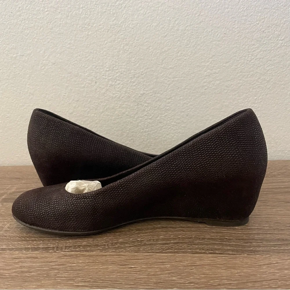 Stuart Weitzman Brown Sojourn Goosebump Wedge Pumps, Size 6.5N - Picture 3 of 9